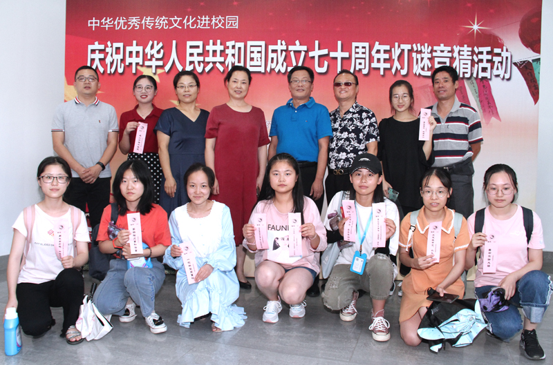 嘉宾和猜谜同学合影.jpg