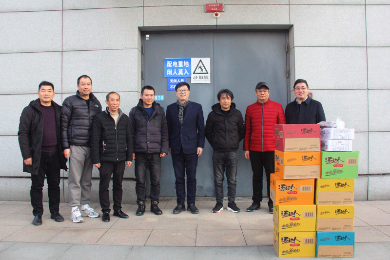 202101181610937331375752.jpg 副校长李俊峰一行看望慰问东南校区高配场所工作人员.jpg