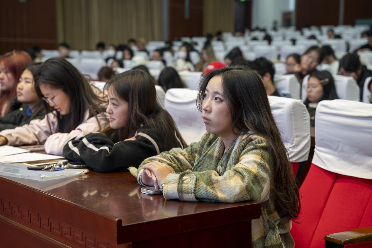 202412071733582901485371.png 东湖学生照片.png