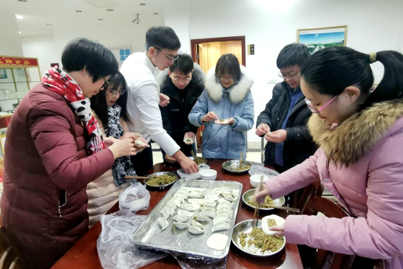 包饺子1_副本.jpg