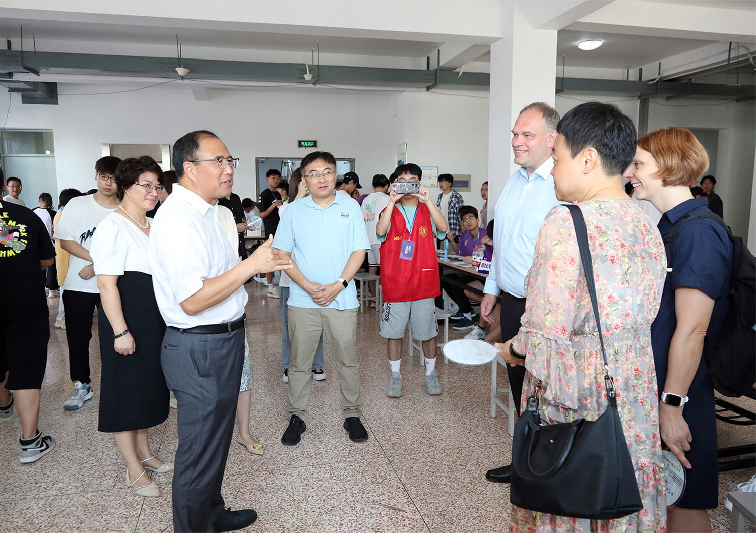 202309101694336732477424.jpg 王培君书记在电气学院新生报到处4与外教交流2.jpg