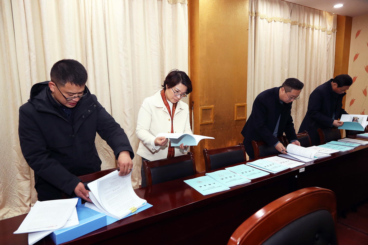 查阅材料.JPG
