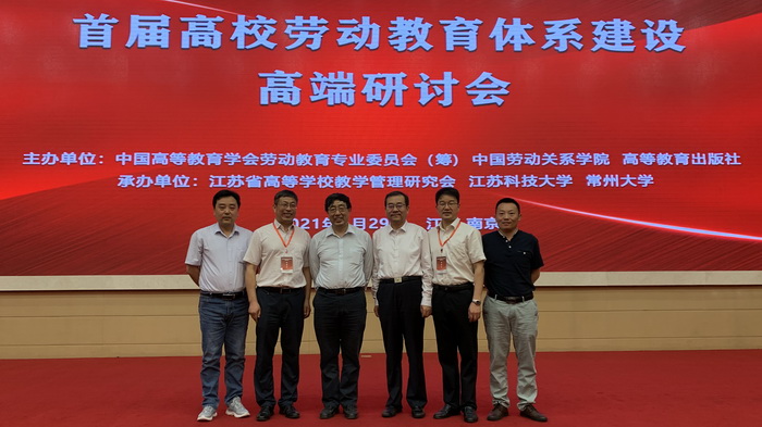 我校代表与教育部文科处处长张庆国等人交流2.jpg