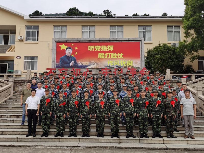学校欢送新兵.jpg