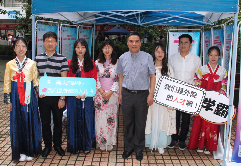 校领导外国语学院的学生合影.jpg