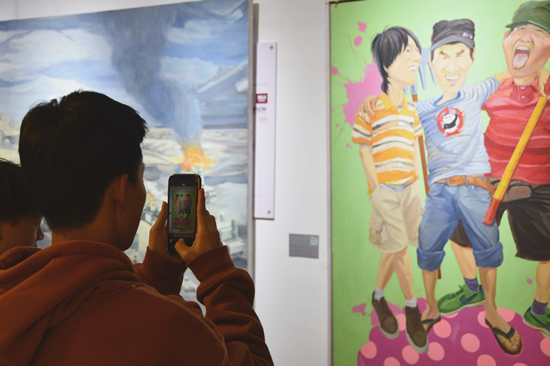 202110281635430552824826.jpg 学生参观展览3.jpg
