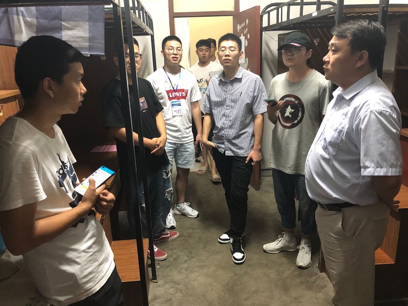 202009121599894919701343.png 材料工程学院领导走进宿舍看望2020级新生2.png