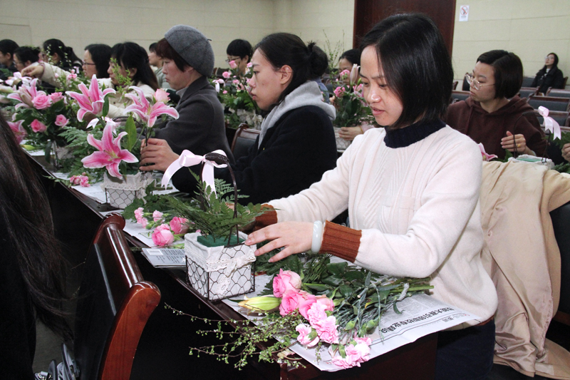 女教工现场认真插花.jpg