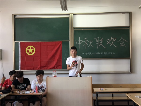班主任老师为班级同学讲解中秋传统文化的意义.jpg