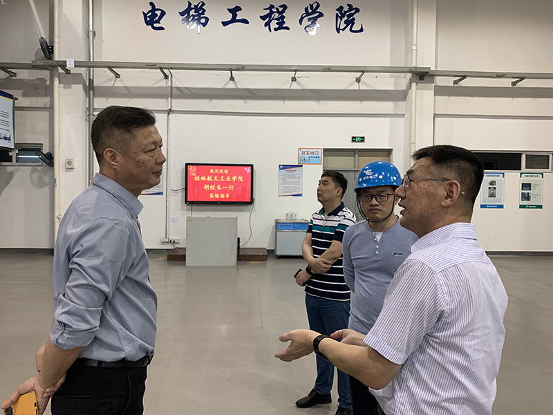 参观了机械学院.jpg