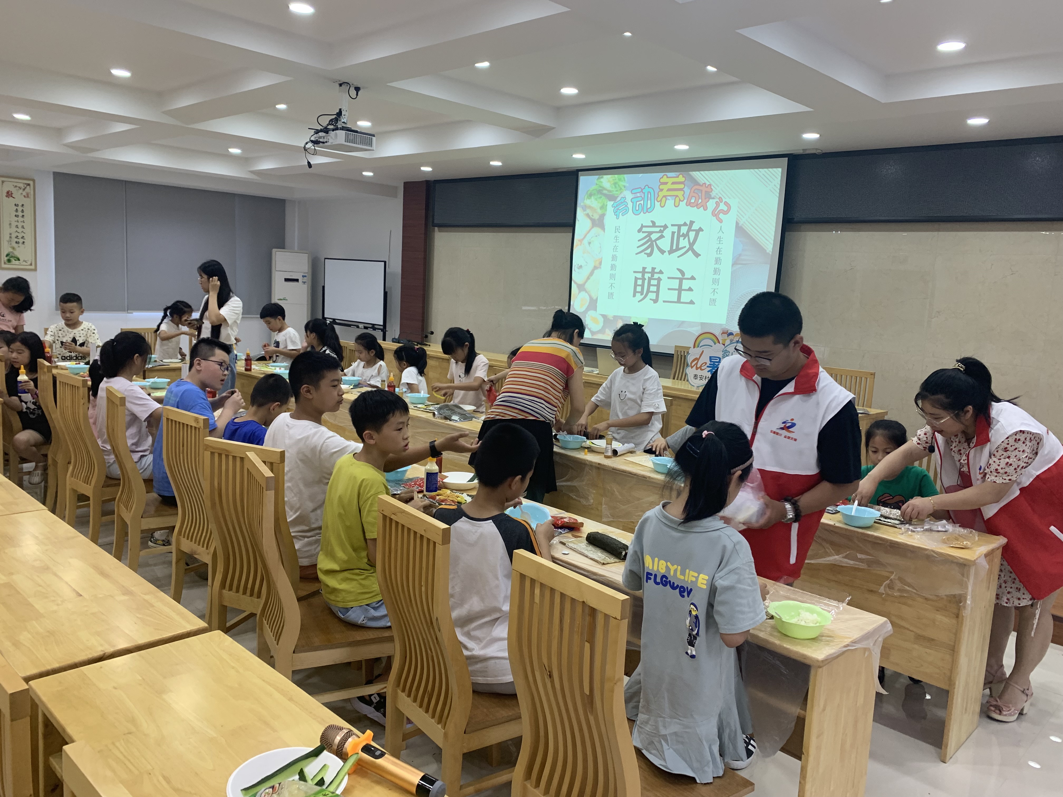 202108041628043054560469.jpeg 6、数学与统计学院赴琴川街道泰安村新时代文明实践中心开展家政小课堂.jpeg