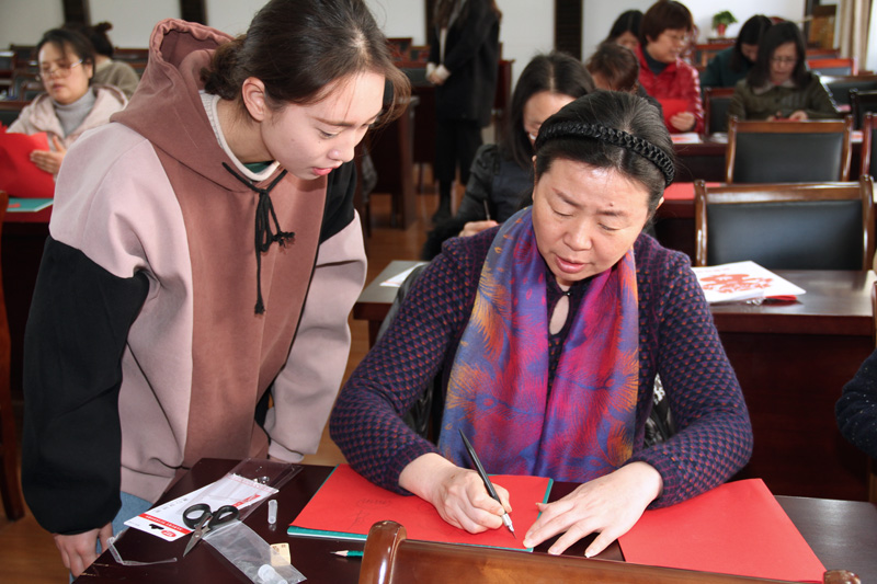 艺术学院的学生现场指导女教工1.jpg
