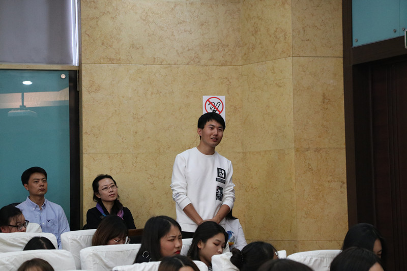 201810151539571423611811.jpg 学生提问.JPG