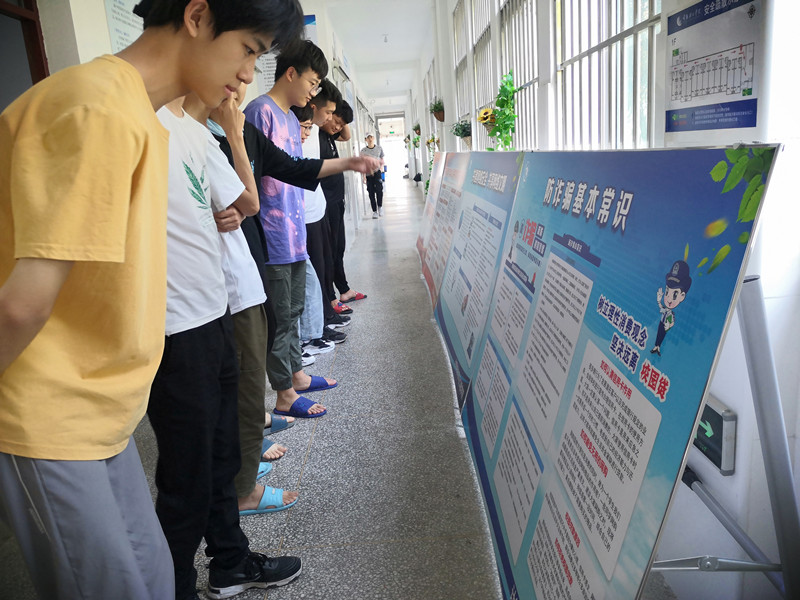 202106221624327894598821.jpg 宿舍区防诈骗知识宣传.jpg