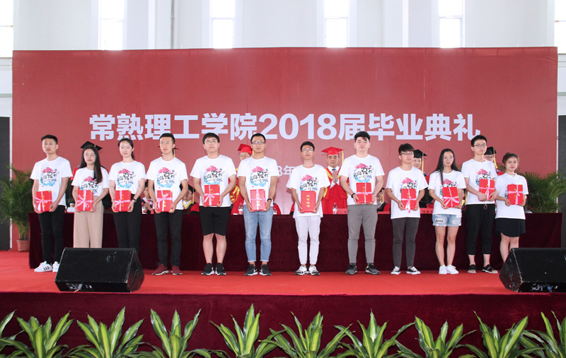全体校领导向12位毕业生代表颁发先进集体和先进个人荣誉证书.jpg
