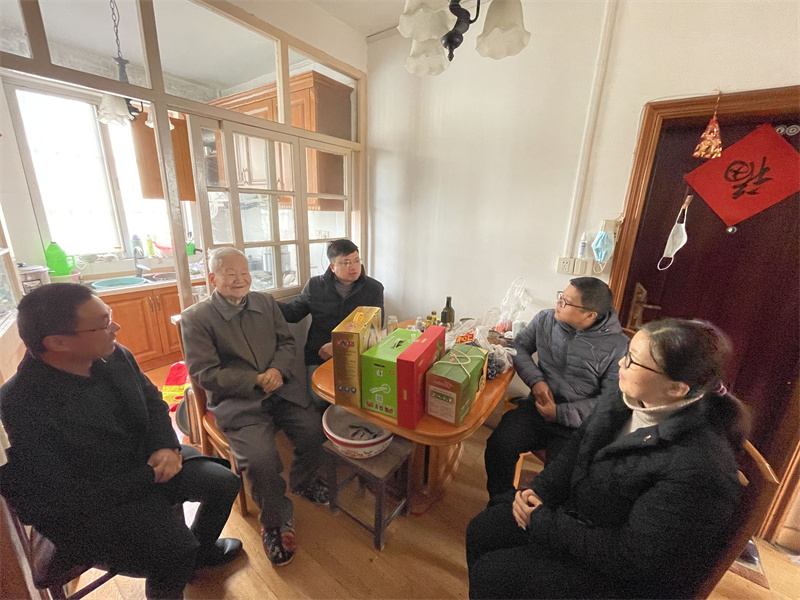 202201141642134240782530.jpg 电子信息工程学院慰问退休教师.jpg