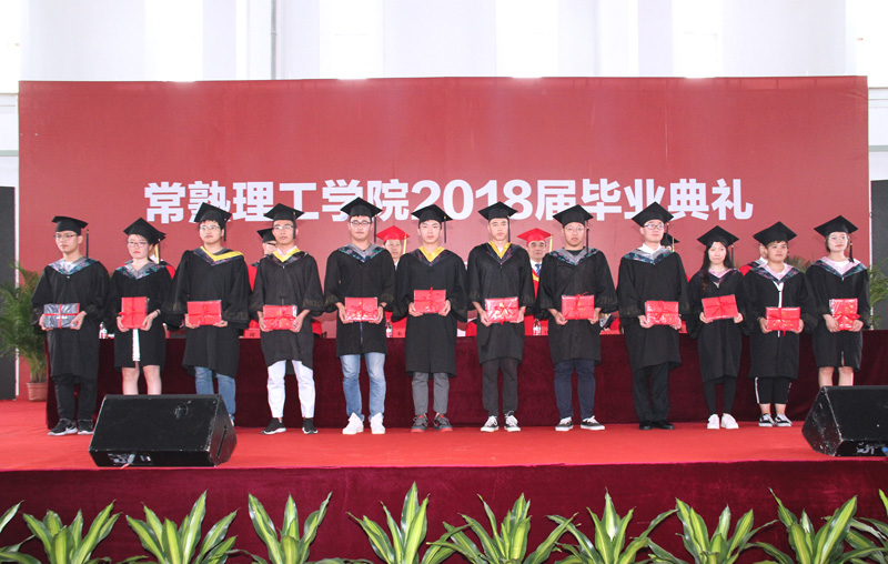 全体校领导向12位毕业生代表颁发毕业证书和学位证书.jpg