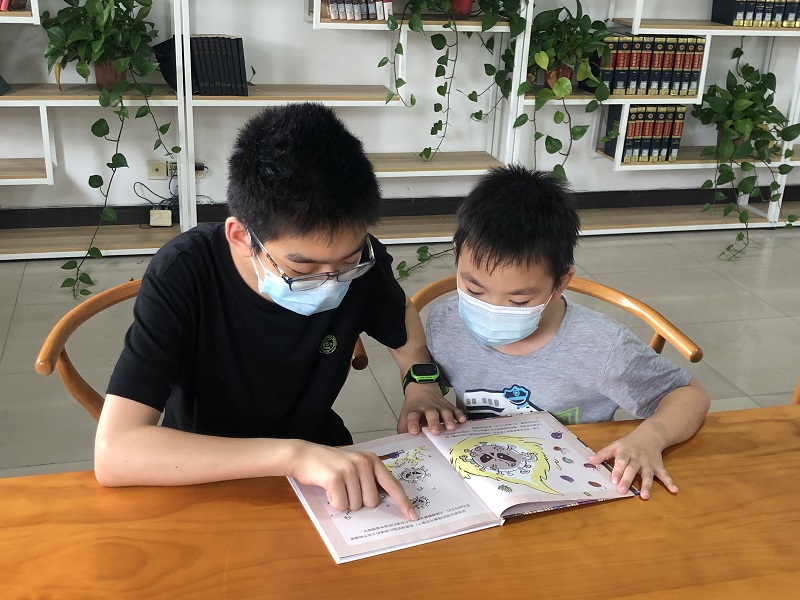 师范学院“绘心绘想绘童年”社会实践团队在常熟市小康村及常熟市藕渠社区开展经典绘本阅读亲子活动.jpg