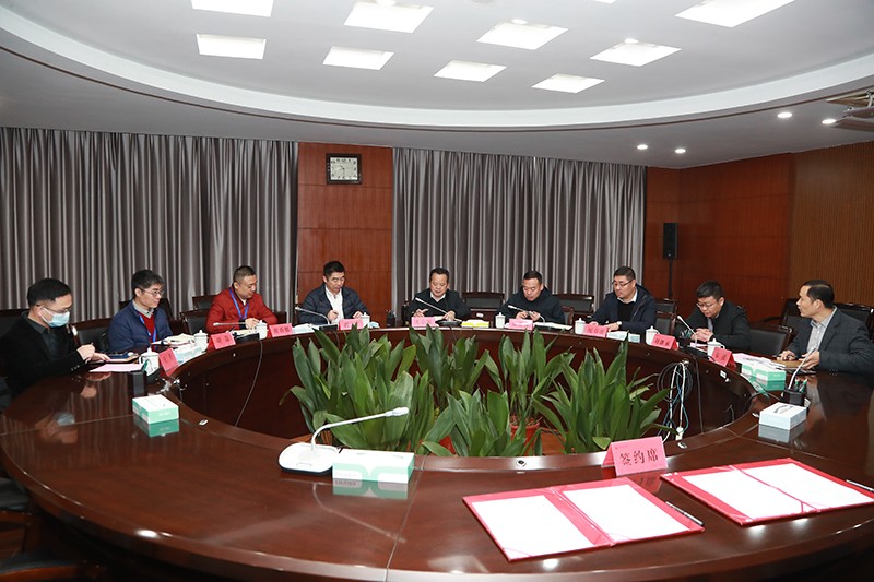 2020.11.25.学校与晶洲装备有限公司校企合作签约仪式 (1).jpg