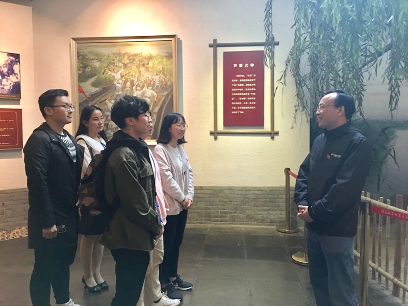 沙家浜学习1-党员老师张国平教授与学生党员现场交流.jpg