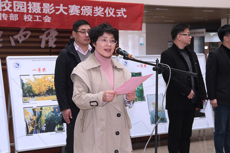 宣传部部长王任宣读获奖名单.jpg