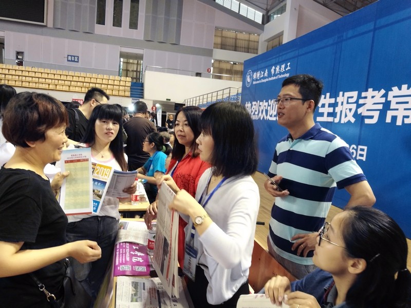 我校体育馆内1.jpg