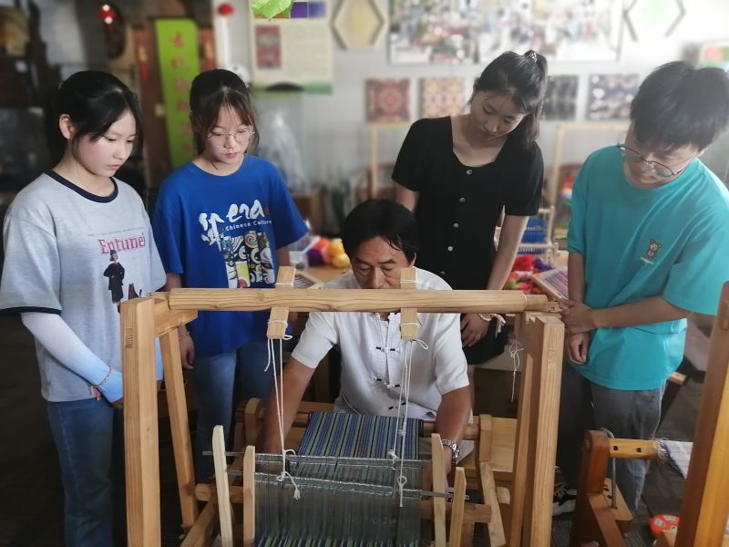 202207261658821263548462.jpg 材料工程学院“探寻非遗,留住经典”实践团在苏州向传承人学习织布.jpg
