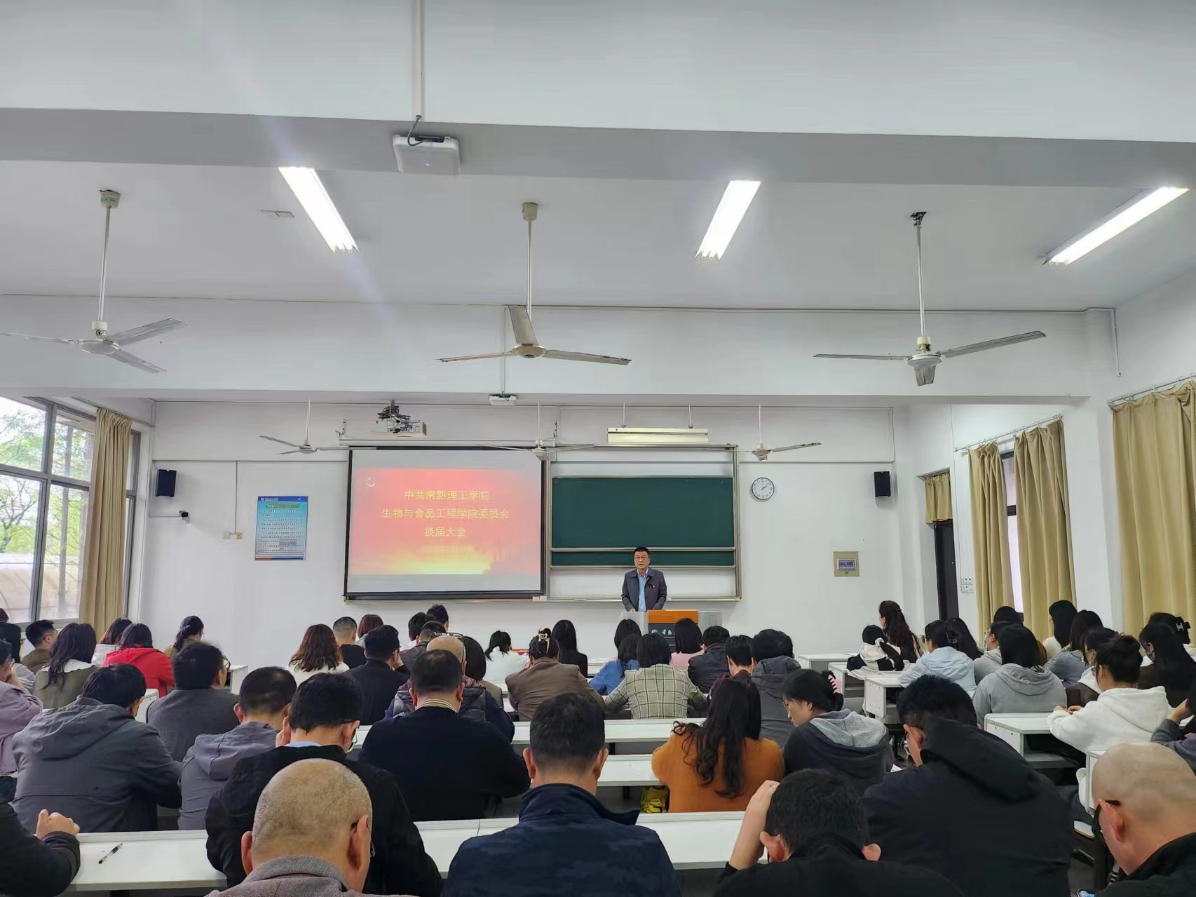 202404171713341599815932.jpg 凌书记作报告.jpg