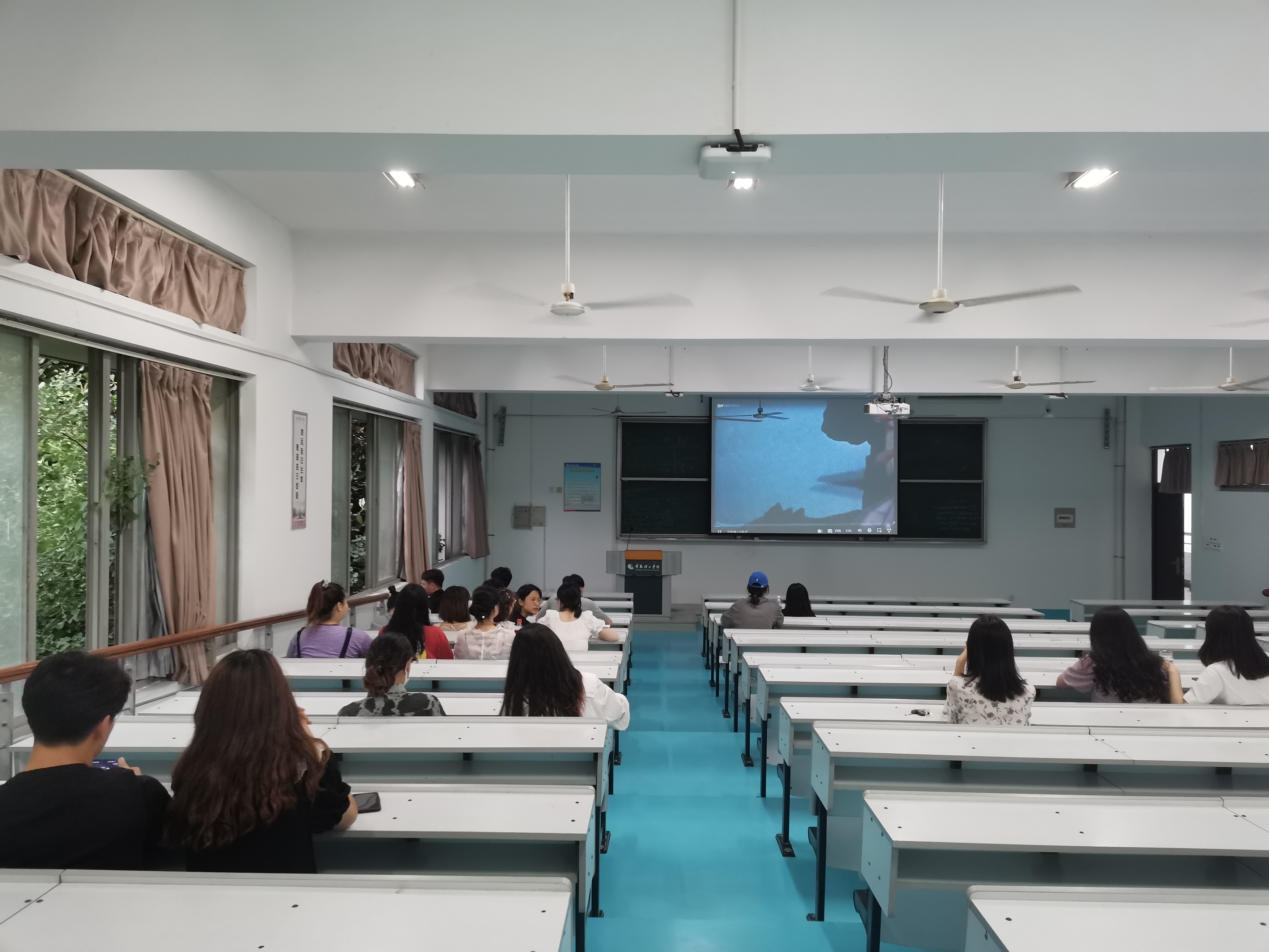 202106171623894704437188.jpg 学生观影.jpg