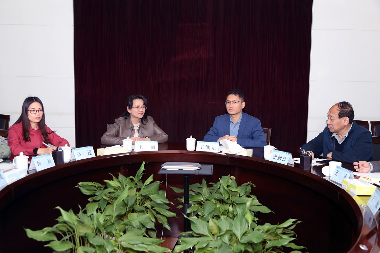 与会领导.JPG