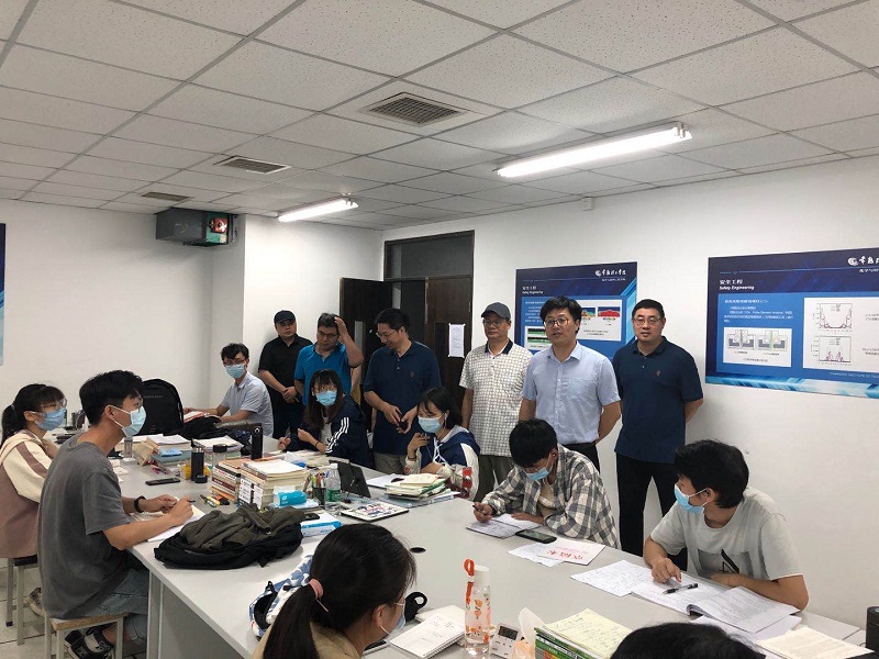202007201595247183944639.jpg 校领导慰问材料工程学院暑期留校考研学子 (2).jpg