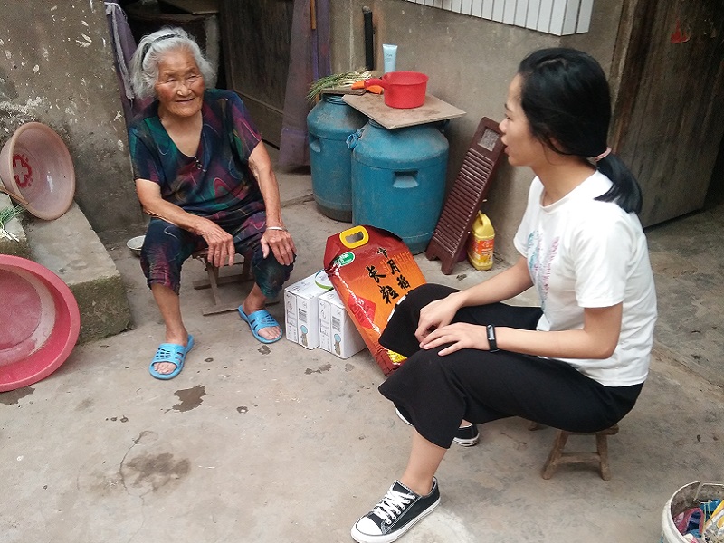 化材学院辅导员暑假走访慰问贫困生.jpg