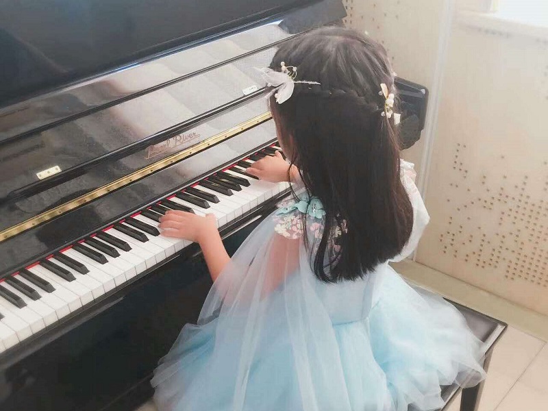 201808131534158327101244.jpg 图一:钢琴考场.jpg