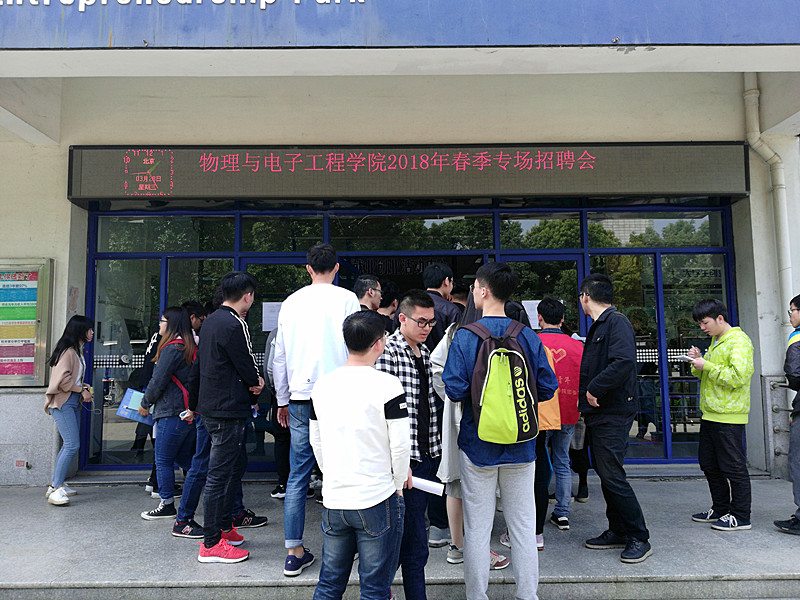 排队等候进场_800副本.jpg