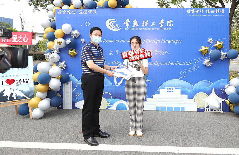 202110101633842154790238.jpg 6-3外国语学院 校党委书记朱士中为学生赠书.jpg