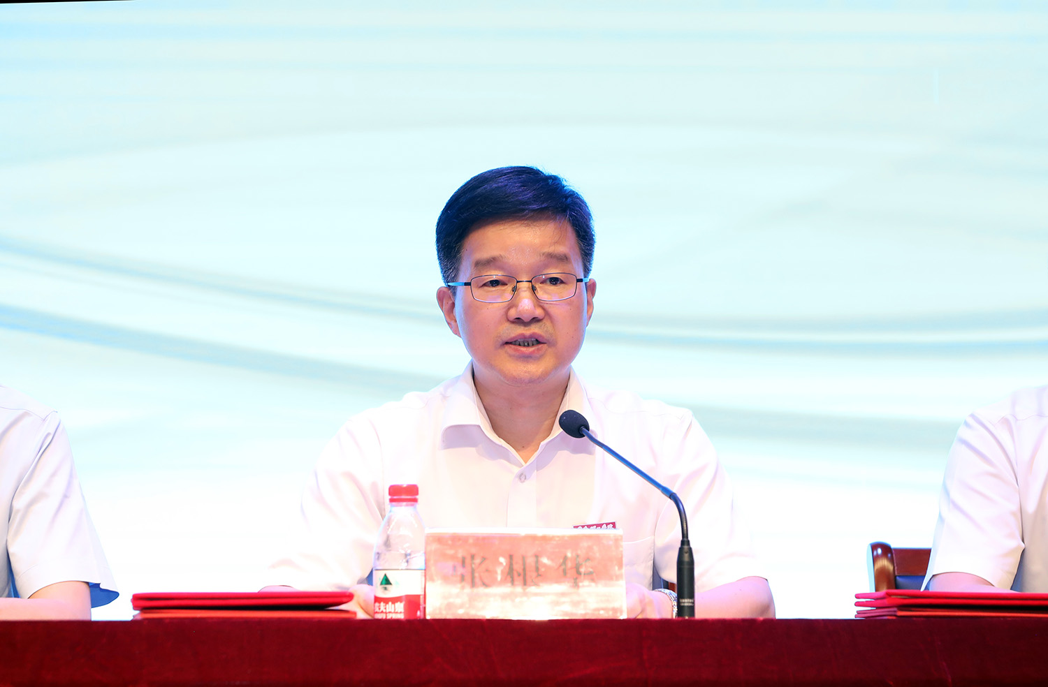 202309081694162294878496.jpg 张根华副校长宣读华宣读我校教师获得的校级奖励名单.JPG