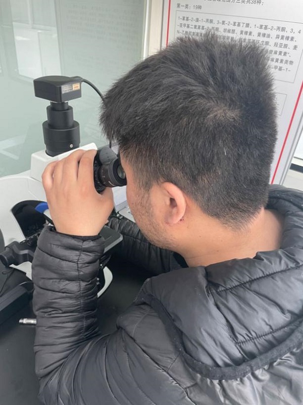 202311031698999281752749.jpg 吴建兵用显微镜.jpg