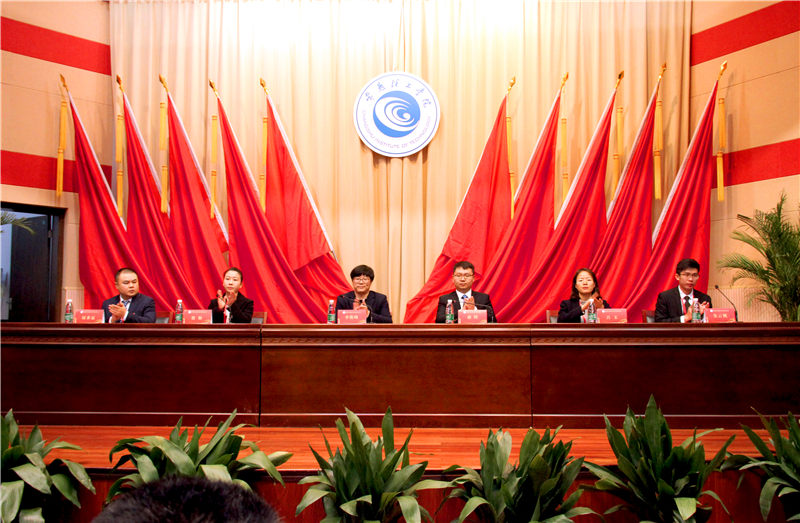 主席台与会领导.jpg
