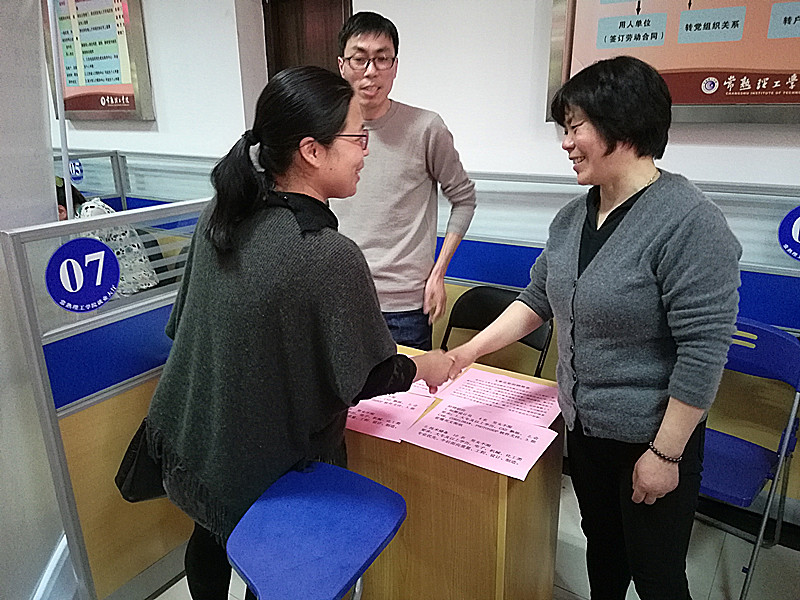 钱院与企业负责人洽谈_800副本.jpg