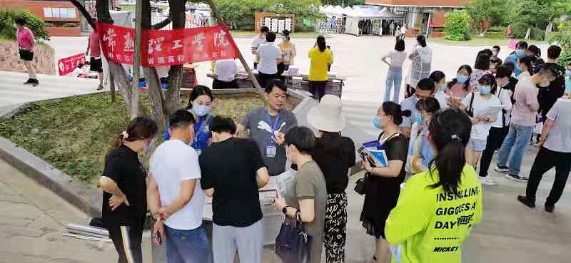 6月25日溧阳市光华高级中学（数学与统计学院提供）.jpg