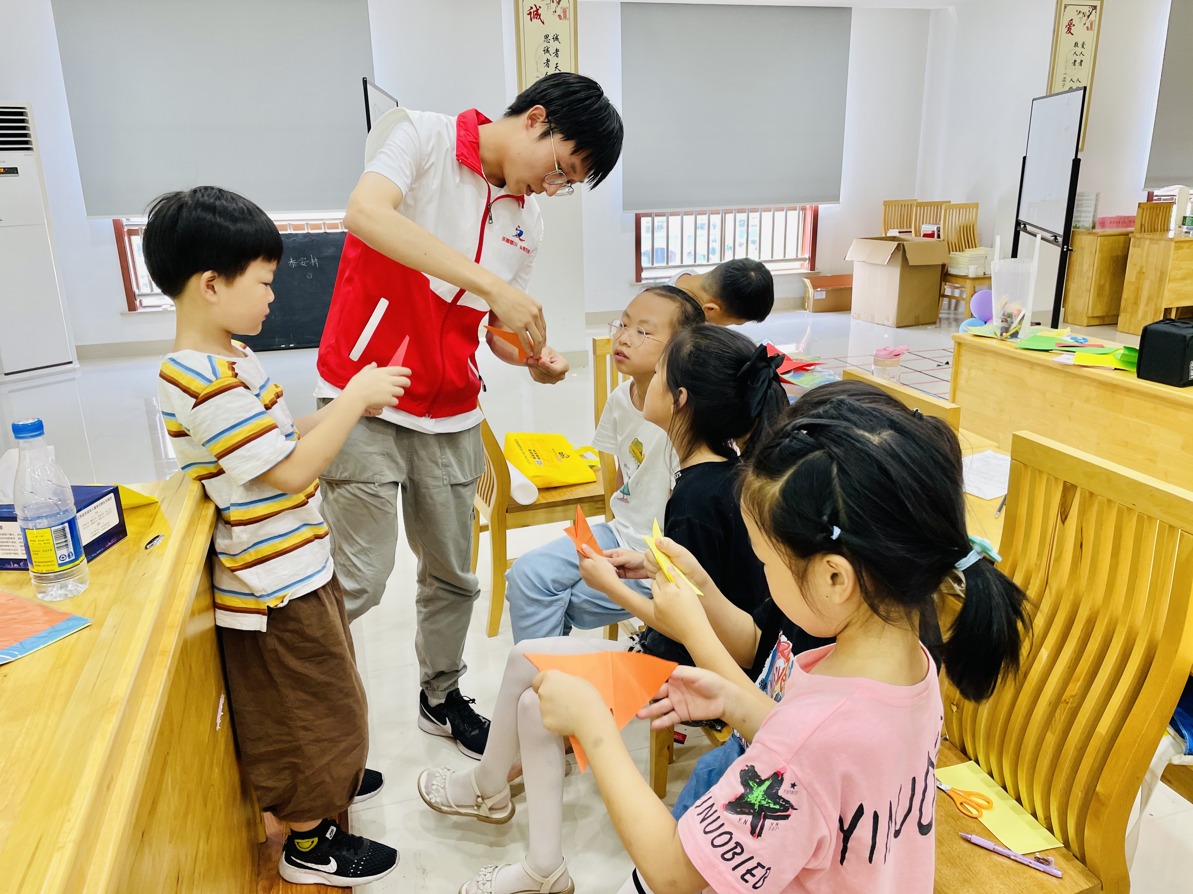 202107231627005166547451.jpg 数学与统计学院“七彩夏日,向阳而生”实践团赴琴川街道泰安村新时代文明实践中心开展剪纸课程.jpg