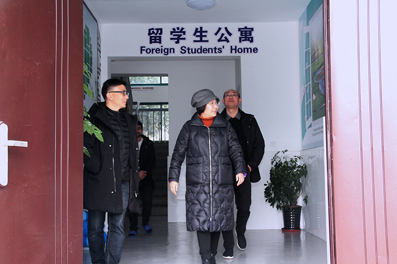 202001181579357286877509.jpg 6现场考察留学生公寓.jpg