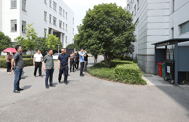 检查室外垃圾分类.JPG