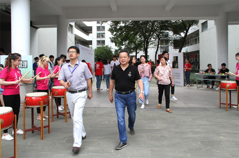 党委副书记 副校长沈宗根现场巡视.jpg