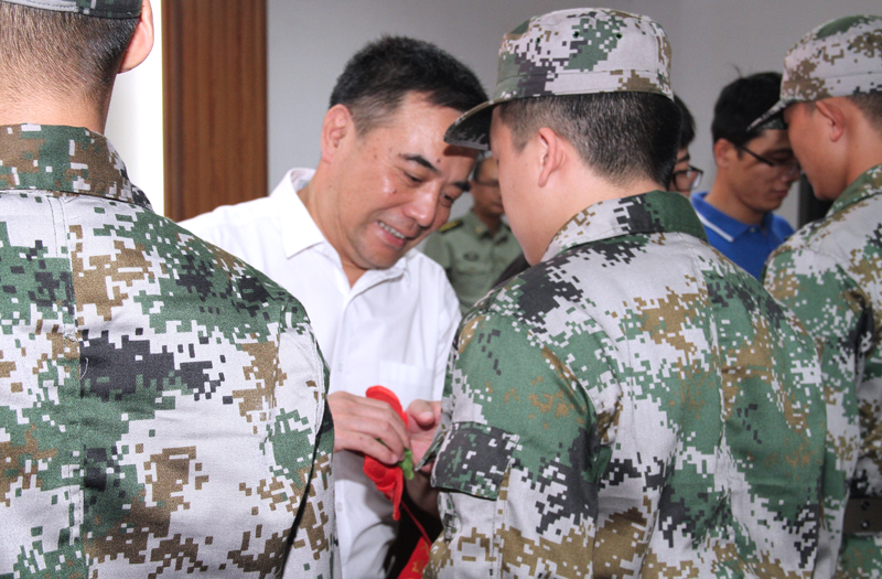 校领导和各位老师为新兵佩戴红花.jpg