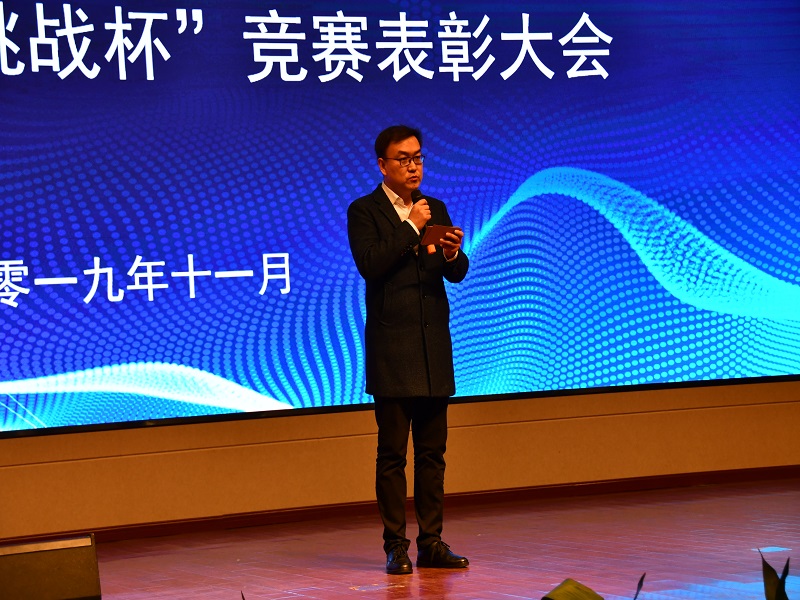 主持人 杨琨.JPG