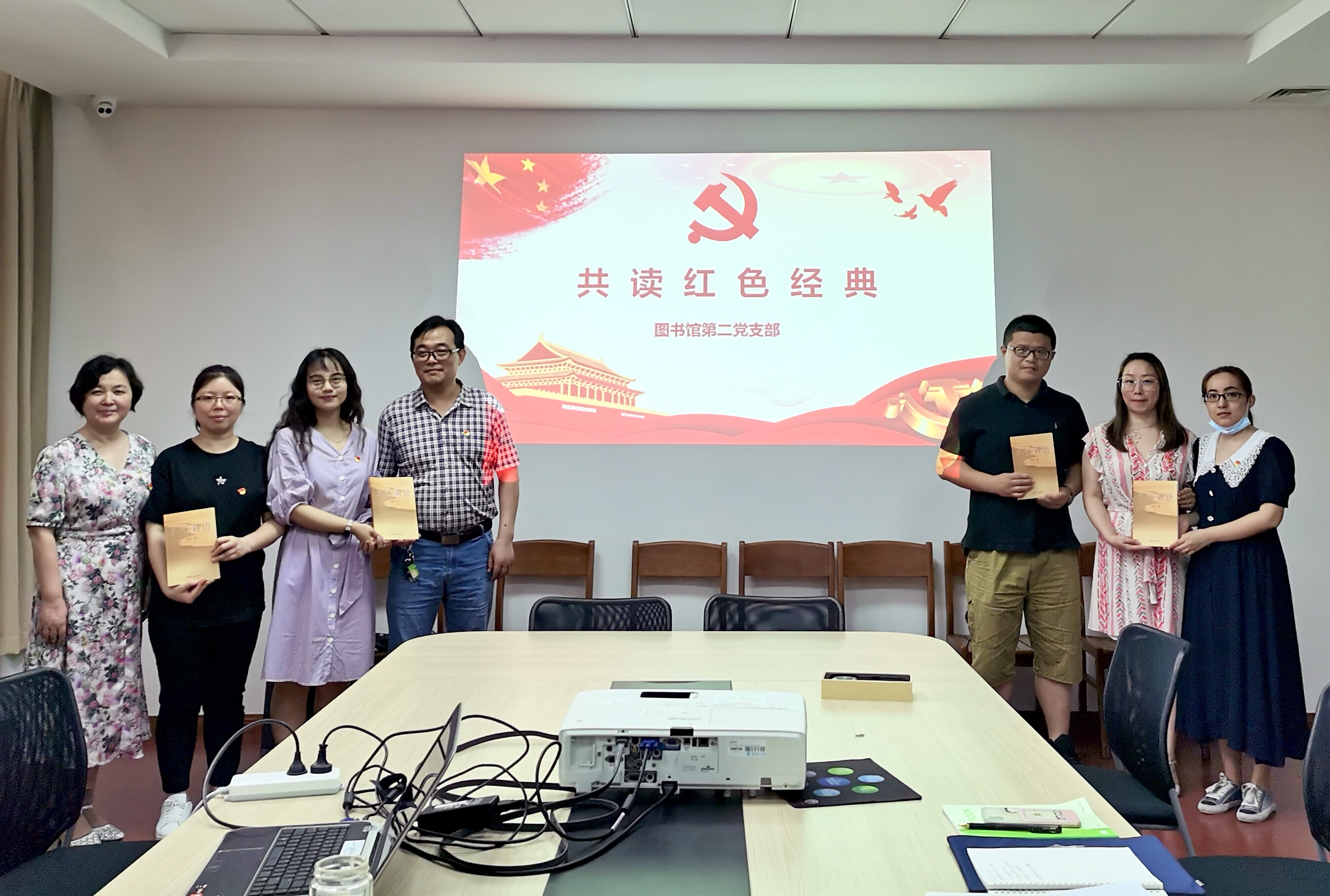 202012021606876991172282.jpg 图书馆二支部《之江新语》集体学习.jpg