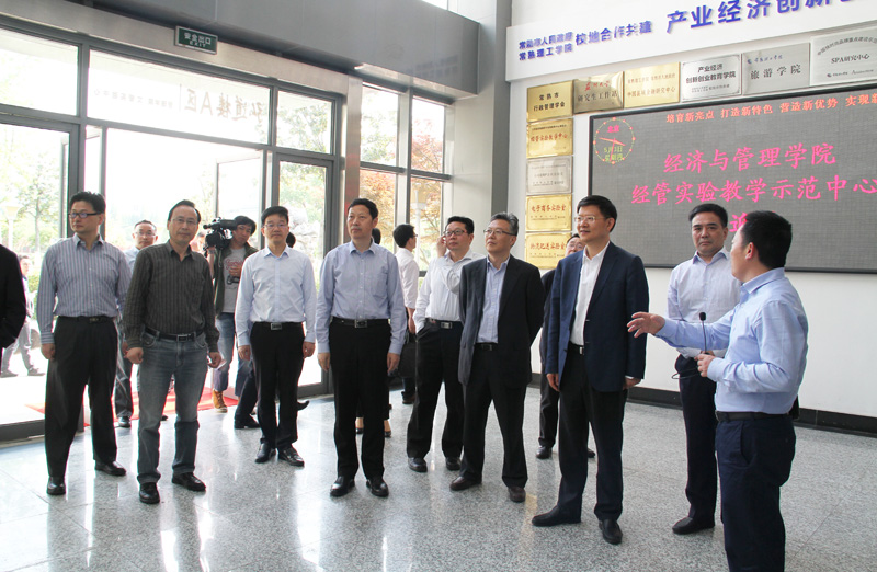 经济与管理学院副院长马伟军向来宾介绍经管学院科学工作能力实训示范基地情况.jpg