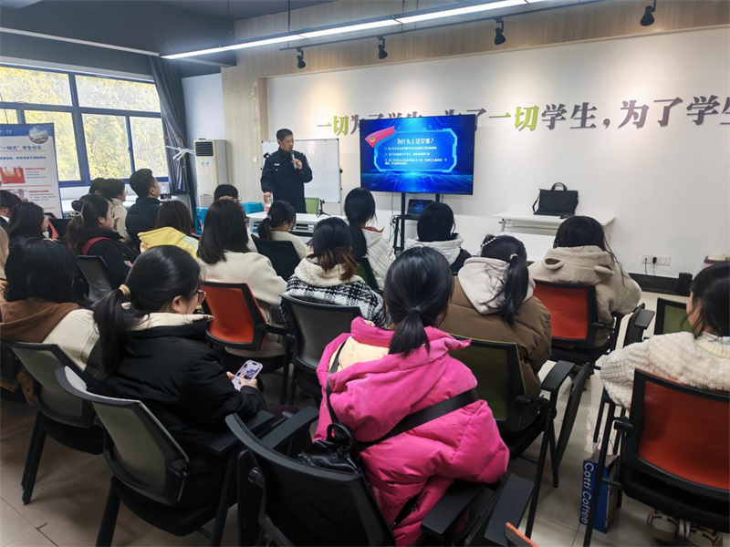 202503241742797416149175.png 师范学院“一站式”学生社区开展“我与警官面对面”座谈会.png