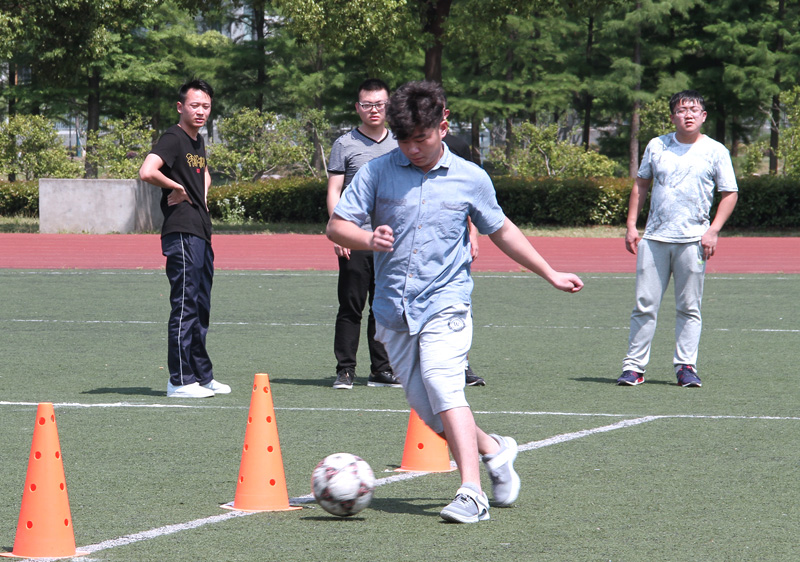 足球运动绕球比赛3-2.jpg